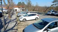 Parkirišča pri sprejemnem centru Škocjanskih jam so tlakovana z 
betonskimi tlakovci, da prepuščajo vodo, a pod njimi so lovilci, ki 
zadržijo morebitna izlitja škodljivih snovi.