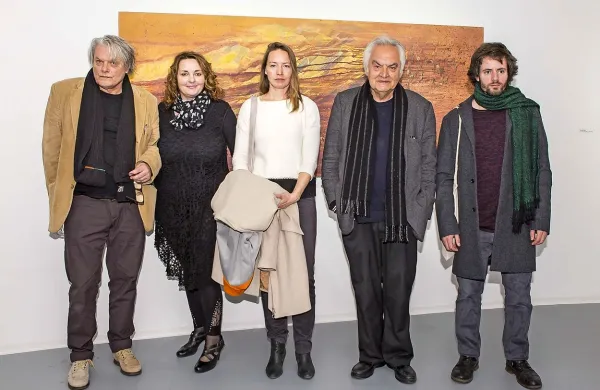 Andrej Medved (drugi z desne) je na razstavi v Mestni galeriji Nova 
Gorica povezal slikarstvo in poezijo. Na otvoritvi prejšnji mesec so 
se mu pridružili direktorica Kulturnega doma Nova Gorica  Pavla 
Jarc  (druga z leve) ter umetniki  Živko Marušič (levo),  Maruša 
Šuštar in Enej Gala.