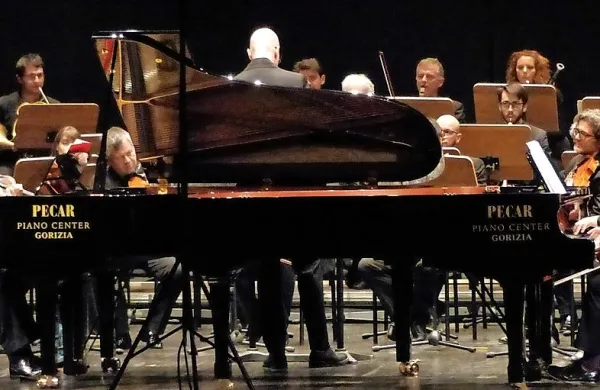  Pianista Aleksander Gadžijev (levo) in Giuseppe Guarrera sta oder delila s tremi združenimi orkestri Furlanije Julijske krajine.   