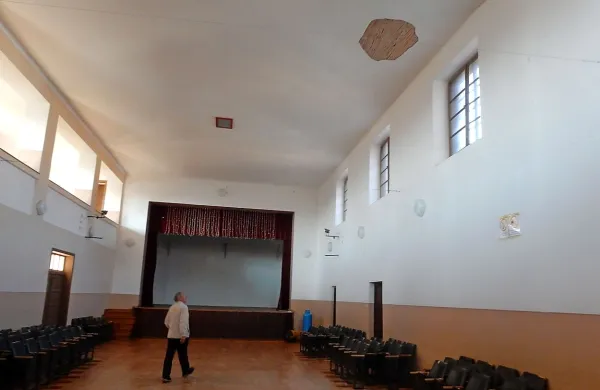 Ko je odpadel del stropa, so dvorano v Kostanjevici zaprli. 