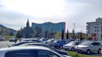 Največja gneča je dopoldne, ko je tudi prekrškov največ. Zagate bi odpravili z dodatnim nadzorom, 
parkiriščem ali parkirnino.  