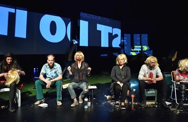 V duhoviti in krvavi predstavi igrajo (z leve) Miranda Trnjanin,  Luka Martin Škof, Arna Hadžialjević, Marjuta Slamič, Miha Nemec in  Urška Taufer. 



