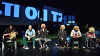 V duhoviti in krvavi predstavi igrajo (z leve) Miranda Trnjanin,  Luka Martin Škof, Arna Hadžialjević, Marjuta Slamič, Miha Nemec in  Urška Taufer. 



