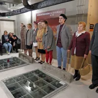 Uprizoritev Dogodka v mestu Gogi se izteče  po 160 stopnicah topilniškega muzeja. 