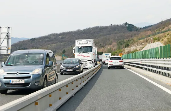 Na viaduktu Lozice so začeli graditi testno polje predvidene  
protivetrne zaščite.