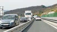 Na viaduktu Lozice so začeli graditi testno polje predvidene  
protivetrne zaščite.