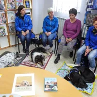 Z leve: terapevtska para-pripravnika  Tanja Jerman z  Mio in  Katarina Seničar z  Elli, Snežana Jeras z OŠ 
Oskarja Kovačiča, usposobljena za delo s psi, in   Silva Ferletič s Kubo    