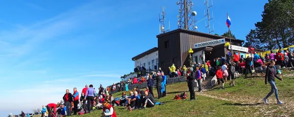 Slavnik, ki mu  radi rečejo kar istrski Triglav, je s Tumovo kočo, ki 
so jo postavili leta 1957, priljubljena planinska postojanka istrskih 
planincev.  