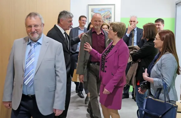 Župan Emil Rojc, minister Rudi Medved in načelnica ilirskobistriške upravne enote Mirjana Valenčič pri ogledu novih prostorov.