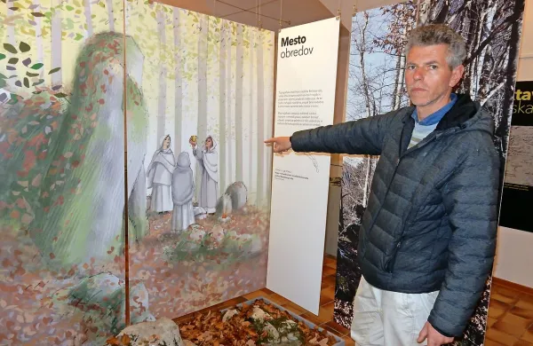 Miha Mlinar pojasnjuje, da na kultnih prostorih izstopajo zlasti 
srebrne latenske najdbe. 