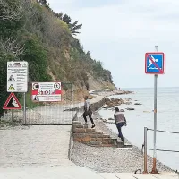 Vsak dan domačini in turisti uporabljajo pešpot med Fieso in 
Piranom, s prihodom turistične sezone pa bo takšnih prizorov, kot 
je ta v Fiesi, vse več. 