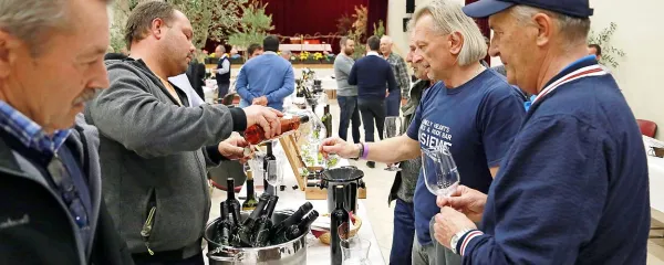 Vinarja Ivan in Marko Jamšek (z leve) iz Vipavske doline v Šempasu 
vsako leto predstavita svoj pridelek.