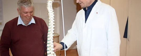 Matjaž Jelovčan s fizioterapevtom Bernardom Nikšićem Nedotom 
v našem prvem centru za neoperativno dekompresijo hrbtenice.