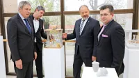 Sežanski župan David Škabar, predsednik OOPZ Sežana Jernej 
Bortolato, predsednik državnega sveta Alojz Kovšca in ravnatelj 
Anton Marn so si ob podelitvi ogledali tudi razstavo študentskih 
izdelkov. 