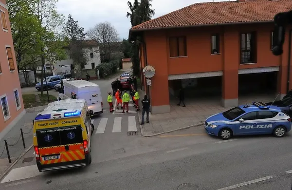 Sredi kraja Visco, pet kilometrov pred Palmanovo, se je končala 
divja vožnja španskega državljana s 14 migranti iz Bangladeša.