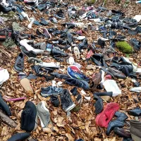 Policisti bodo poskušali ugotoviti, kdo je pod Črnim Vrhom odvrgel 
veliko količino novih in rabljenih čevljev.