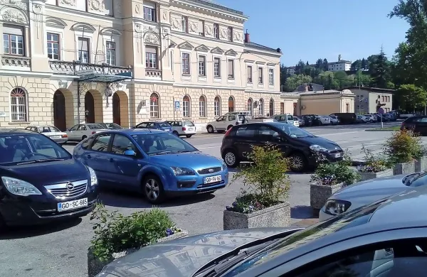 Obljube o tem, da na trgu ne bo več  mogoče parkirati, naj bi se v kratkem le začele uresničevati.