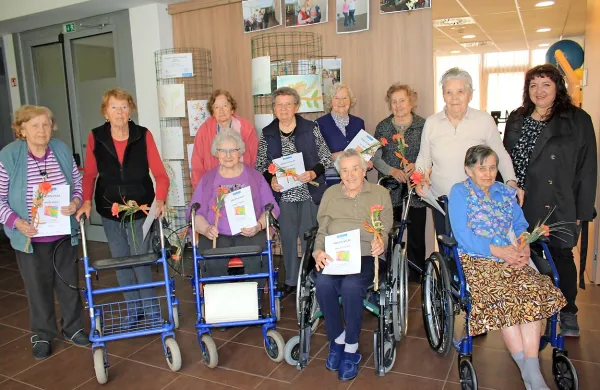 Udeleženke  študijskega krožka Viva kreativa z mentorico Tašo 
Turk. 