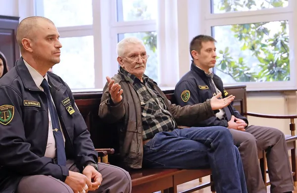 Dragan K. včeraj ni bil vesel prisotnosti novinarjev in fotografov na 
sodišču.