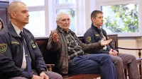 Dragan K. včeraj ni bil vesel prisotnosti novinarjev in fotografov na 
sodišču.