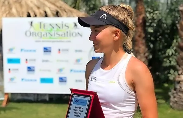 Nika Radišić s priznanjem za prvo posamično turnirsko zmago 
med poklicnimi igralkami.