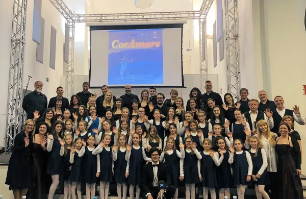 Člani Pevskega zbora Osnovne šole Koper in Mešanega pevskega 
zbora Obala so se po uspešnih nastopih na zmagovalnem odru 
fotografirali še za trajen spomin. 