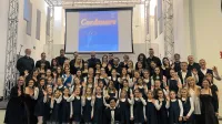 Člani Pevskega zbora Osnovne šole Koper in Mešanega pevskega 
zbora Obala so se po uspešnih nastopih na zmagovalnem odru 
fotografirali še za trajen spomin. 