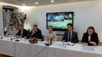 Enotno v podporo Kobilarni Lipica (z leve):  Miha Tavčar,  Marko Drofenik, minister  Zdravko Počivalšek, Lorela Dobrinja, Klemen Turk in 
dr. Petra Kramarič.   