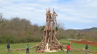 Na gmajni ob Jablancu je ob nedeljah pestro,  ljudje se samoiniciativno zbirajo in pomagajo. Nekateri 
pomagajo izdelovati kres, drugi butare, ljudje prinašajo hrano in pijačo. Nič drugače ni bilo minulo 
nedeljo.
