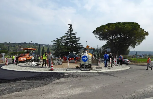 Na krožišču so včeraj dopoldne že začeli polagati asfalt. 