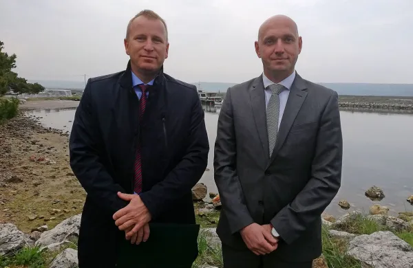 Okoljski minister Simon Zajc (desno) in direktor direktorata za 
vode Tomaž Prohinar
