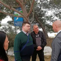 Miha Kuštrin in Albert Marzidovšek (levo), lastnika  privezanih 
bark, sta se zadržala v pogovoru z ministrom Simonom Zajcem  in 
direktorjem direktorata za vode Tomažem Prohinarjem.  