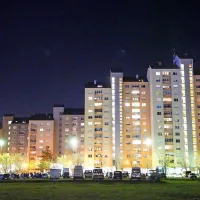 Osvetljen goriški “kitajski zid” se ne blešči, kot prikazuje ta 
posnetek,   narejen z 1/30 sekunde, zaslonko f/2,8  in občutljivostjo 
ISO 64000.  

   