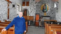 Župnik Franc Kavčič je skupaj s farani ponosen na cerkev, ki so jo obnovili po načrtih Jožeta Plečnika, in na božji grob. 