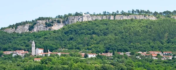 Črni kal je bila obmejna vasica pod Kraškim robom, na meji med Beneško republiko in Habsburško monarhijo.