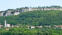Črni kal je bila obmejna vasica pod Kraškim robom, na meji med Beneško republiko in Habsburško monarhijo.