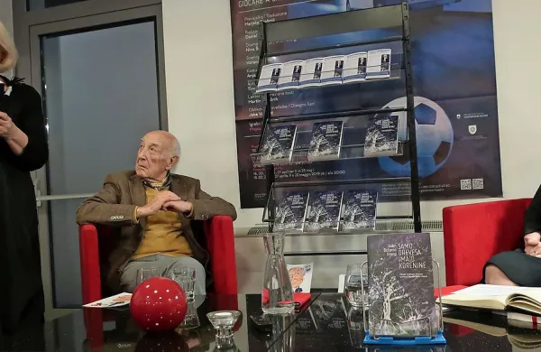 Z gostom se je v koprskem gledališču pogovarjala Jasna Čebron, duhovite in ganljive odlomke iz  romana pa je brala Irena Urbič. 