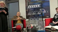 Z gostom se je v koprskem gledališču pogovarjala Jasna Čebron, duhovite in ganljive odlomke iz  romana pa je brala Irena Urbič. 