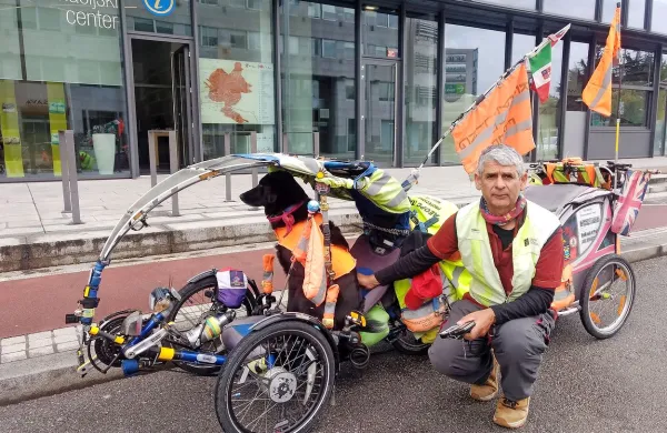 Starsky in Hutch, okoljska raziskovalca 21. stoletja, ki ju do cilja 
potovanja, leta 2030 v Avstraliji, čaka še enajst let dogodivščin.