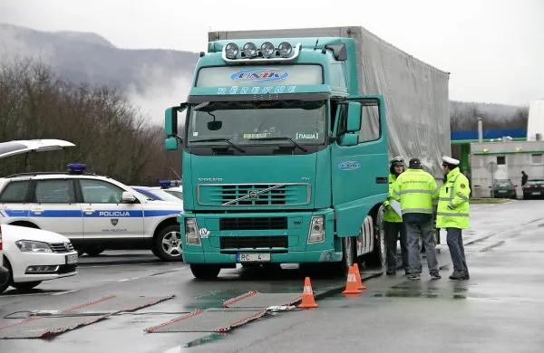 Veliko pogosteje kot policisti se v teh dneh na počivališču ob hitri 
cesti pri Šempasu zadržujejo organizirani avtocestni tatovi.
