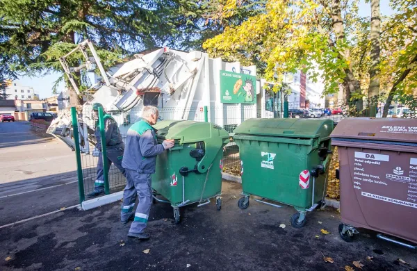 Odpadki z Goriške ne romajo več v Hrastnik, pač pa v Celje. Ker bo odlaganje, pa tudi zbiranje dražje, 
naj bi občani plačevali več. A nove cene morajo potrditi še občinski sveti. 