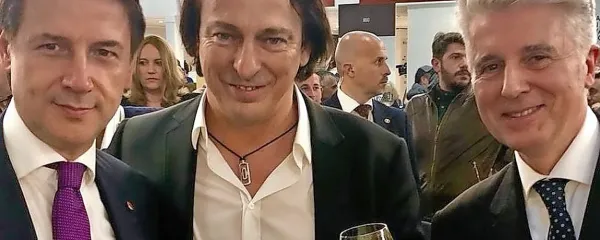 Italijanski premier Giuseppe Conte (levo) in njegov vinski svetovalec Alessandro Scorsone (desno) sta okušala vina Marjana 
Simčiča.