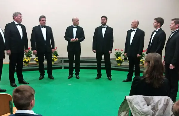 Goriški oktet Vrtnica danes in jutri v Parizu