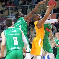 Lance Harris (z žogo) je Primorsko popeljal do nove zmage proti 
Olimpiji.