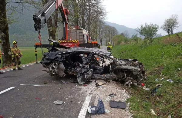 Šele kasnejši podrobnejši pogled je razkril, da se je četverica proti 
Kobaridu  vozila v črnem audiju A6.