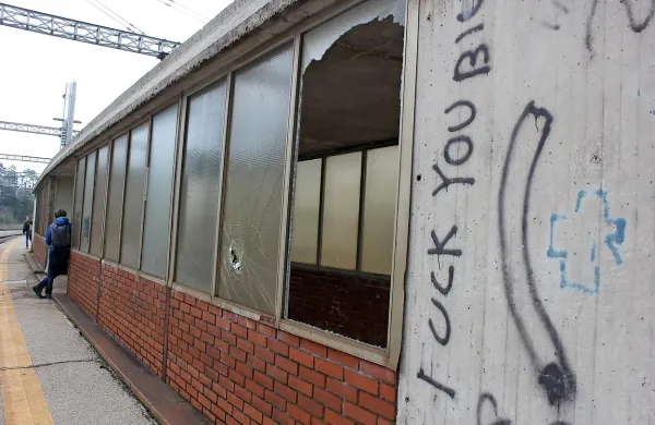 Železniška postaja je občasno tudi tarča vandalov, v Slovenskih 
železnicah pa pravijo, da posledice sproti odpravljajo.