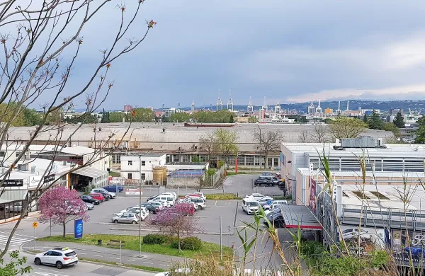 Skupina Mercator išče kupca za obsežno  zemljišče s poslovnimi 
stavbami v okviru kompleksa Tomos za nakupovalnim središčem  
na Dolinski cesti.