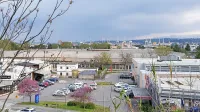 Skupina Mercator išče kupca za obsežno  zemljišče s poslovnimi 
stavbami v okviru kompleksa Tomos za nakupovalnim središčem  
na Dolinski cesti.