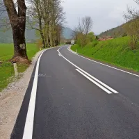Po ugotovitvah direkcije za infrastrukturo in zavoda za varstvo 
kulturne dediščine bi morala ograja stati en meter stran od debel 
dreves.