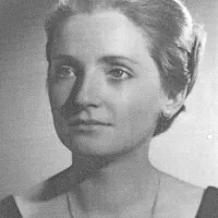 Kostumografka Marija Vidau, ki je za umetniške dosežke že prejela 
nagrado Prešernovega sklada leta 1984, ni bila nikoli posebej 
naklonjena poziranju pred fotografi, zato objavljamo arhivsko 
fotografijo.